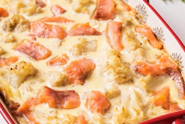 Cauliflower casserole with salmon 