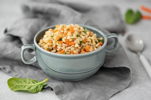 Pearl porridge with pumpkin in a slow cooker