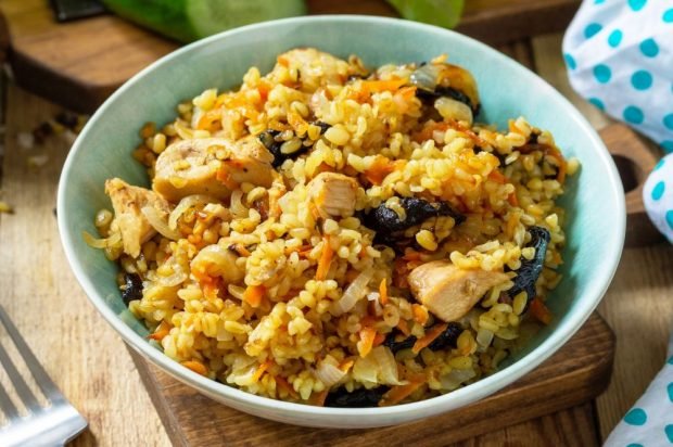 Bulgur with turkey and prunes 