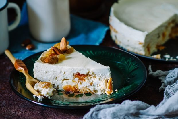 Cottage cheese casserole with milk and dried fruits