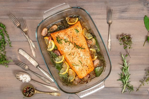 Salmon with herbs in the oven is a simple and delicious recipe, how to cook step by step