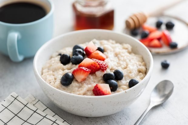 Oatmeal porridge with coconut milk 