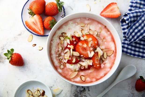 Wheat porridge with cream and strawberries