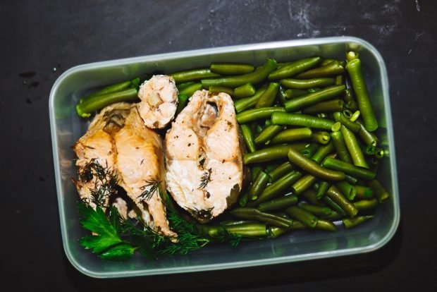 Pink salmon with string beans in the oven