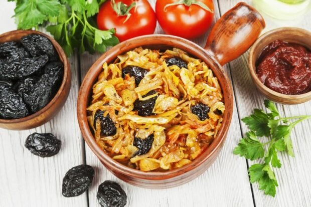 Cabbage stewed with prunes