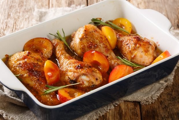 Chicken legs with plums in the oven