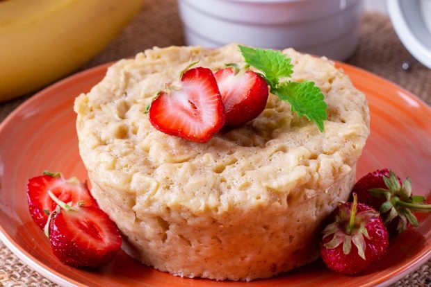 Cottage cheese casserole with banana and strawberries 