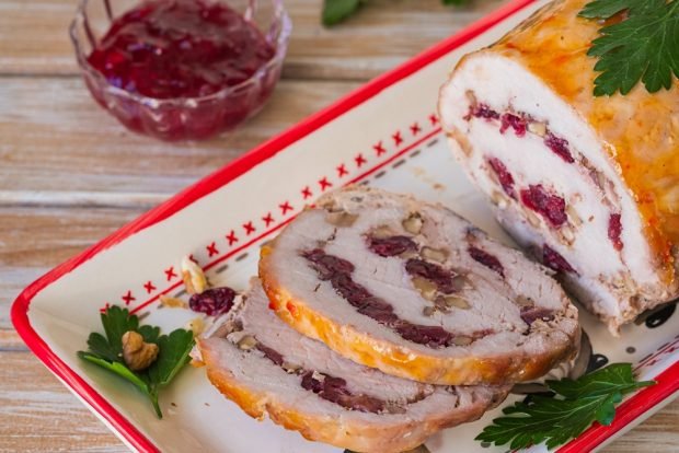 Pork roll with cranberries is a simple and delicious recipe, how to cook step by step