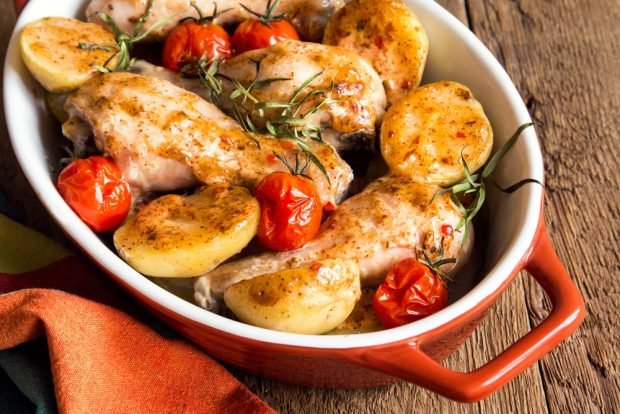 Chicken legs with potatoes and tomatoes in the oven