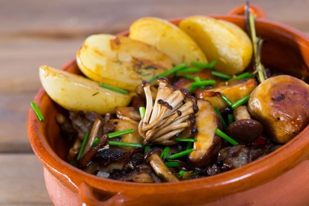 Young potatoes with wild mushrooms in pots