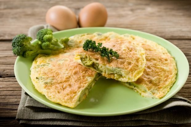 Omelet with broccoli in a slow cooker 