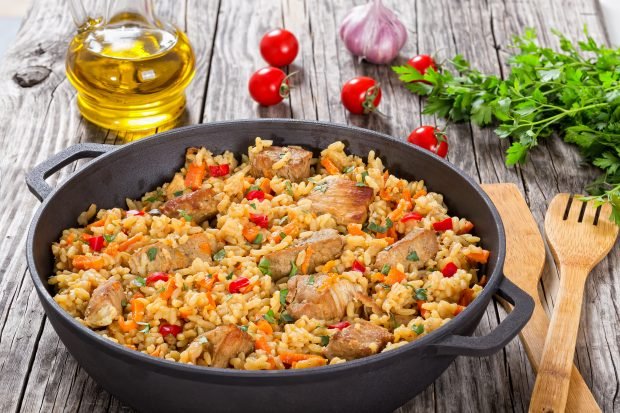 Paella with chicken and vegetables 