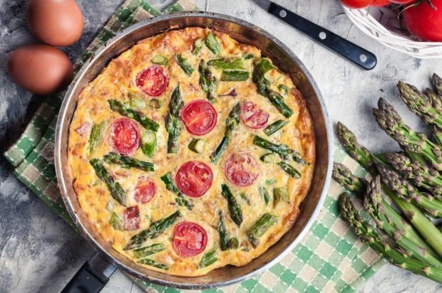 Omelet with cherry tomatoes and asparagus