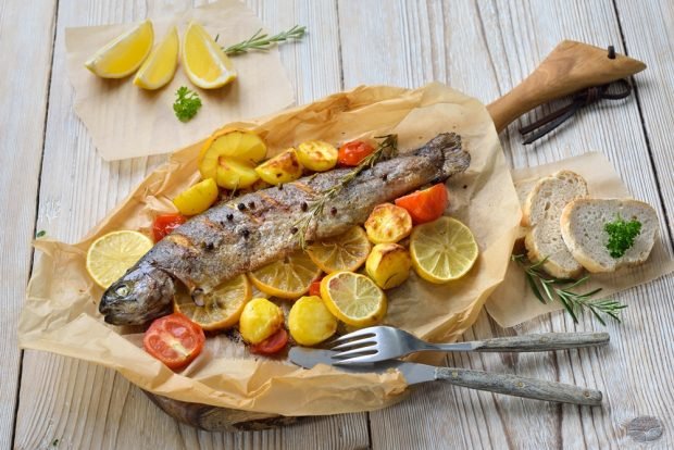 Baked trout with potatoes 