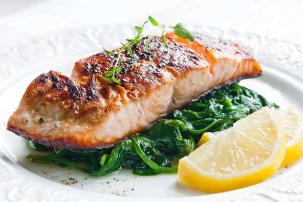 Salmon with spinach in the oven