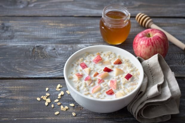 Oatmeal porridge with apple is a simple and delicious recipe, how to cook step by step