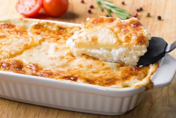 Potato casserole with cream and cheese