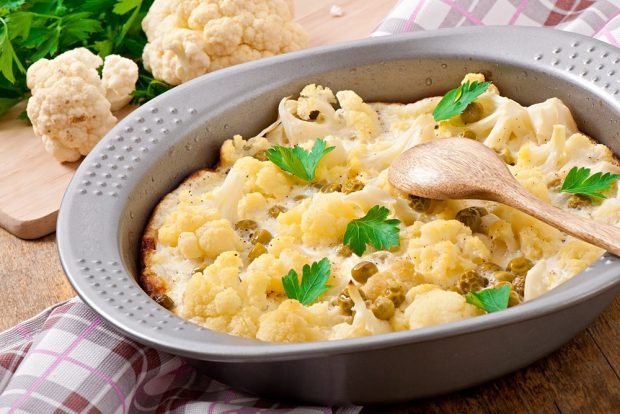 Cauliflower casserole with green peas 