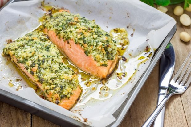 Salmon with nuts and herbs in the oven