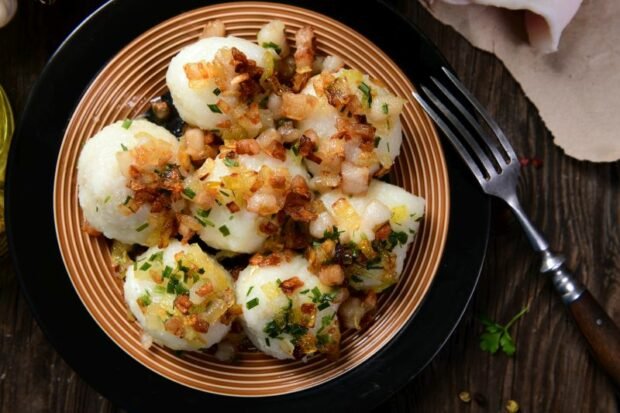 Lazy potato dumplings with pork rinds