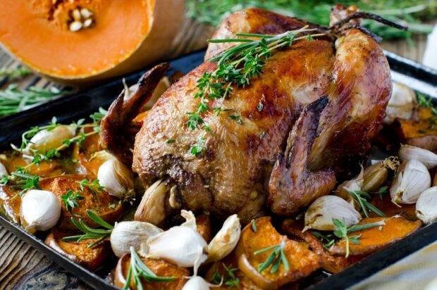 Baked chicken with pumpkin and herbs 