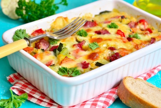 Zucchini casserole with vegetables and ham