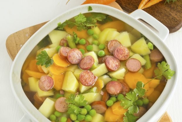 Soup with sausages and green peas 