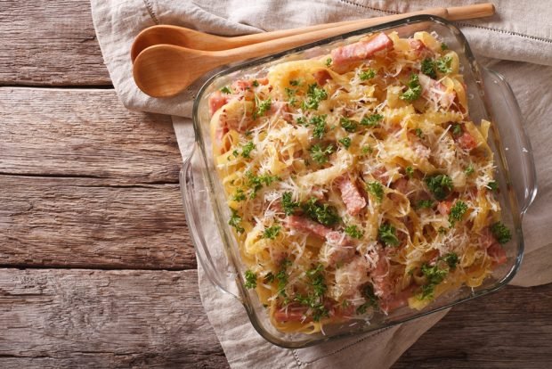 Pasta casserole with bacon and herbs 