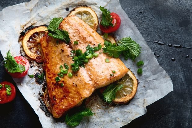 Salmon with lemon and soy sauce in the oven