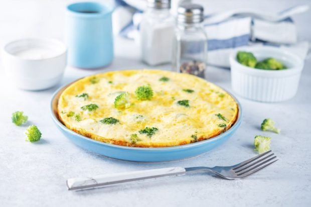 Omelet with broccoli and cream in a slow cooker 