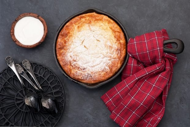 Cottage cheese casserole with starch in a frying pan