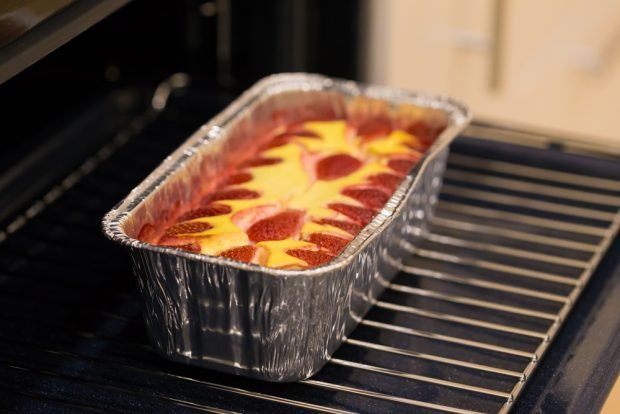 Cottage cheese casserole with strawberries 