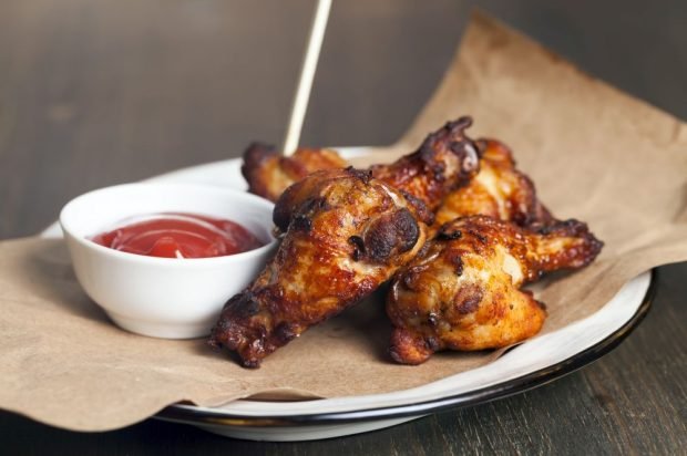 Chicken wings with wine and ketchup in the oven