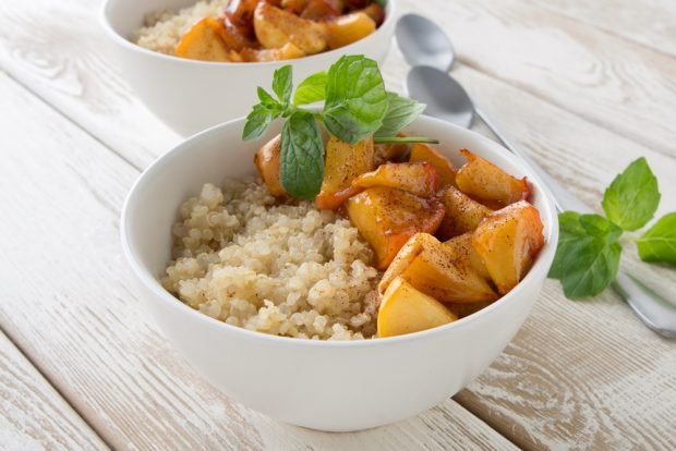 Barley porridge with apples in the oven