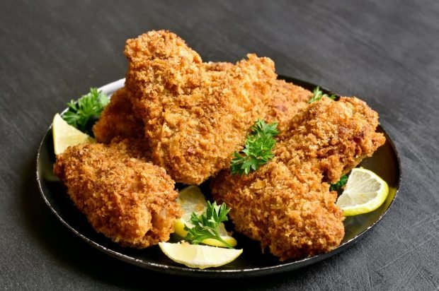 Spicy chicken wings baked in crispy breading