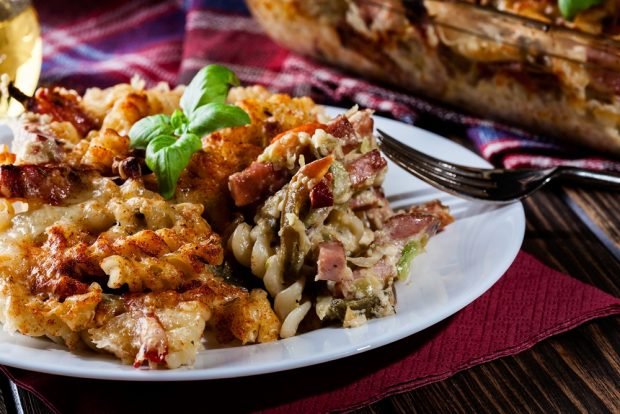 Pasta casserole with sausages and zucchini