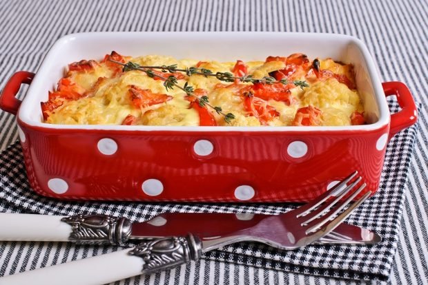 Potato casserole with chicken, tomatoes and pepper