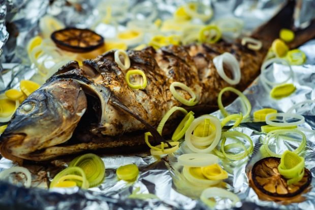 Crucian carp with leek in the oven