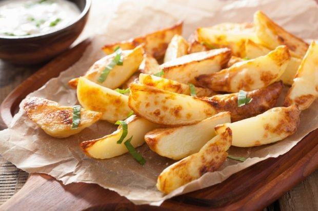 Young potatoes baked in a rustic way