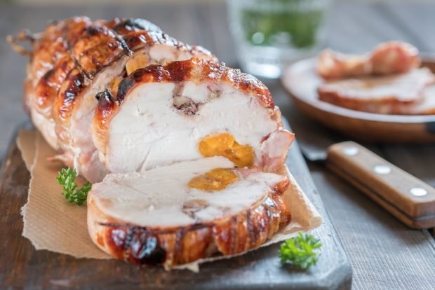 Turkey roll with dried apricots