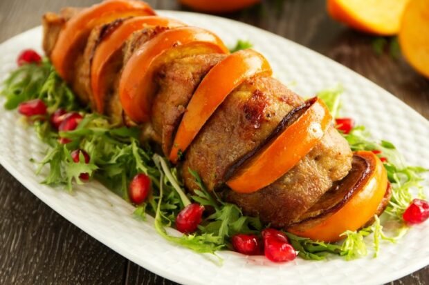 Baked pork with apples and persimmons 