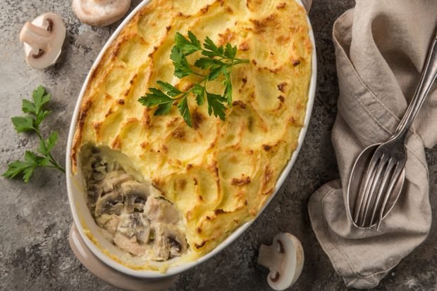 Potato casserole with chicken and mushrooms