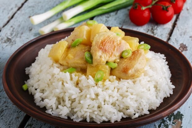 Curry chicken with pineapples and coconut milk is a simple and delicious recipe, how to cook step by step