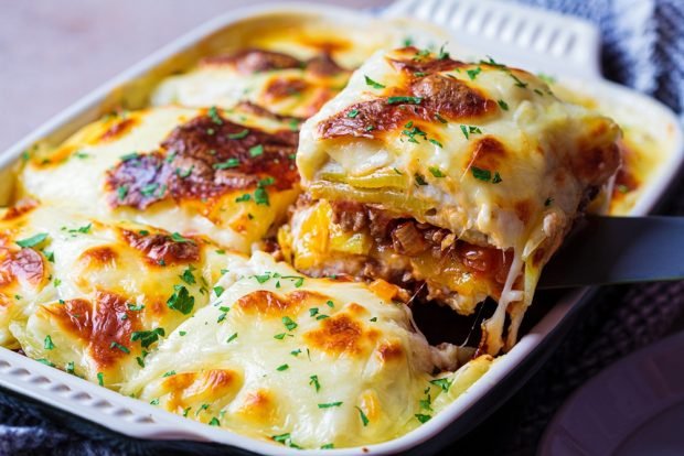 Puff potato casserole with minced meat