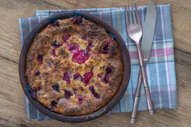 Cottage cheese casserole with apples and berries