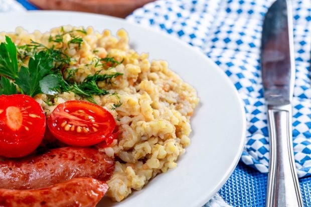 Wheat porridge with onion and sour cream