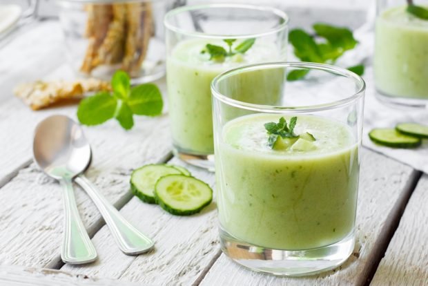 Cucumber cream soup with avocado and mint 