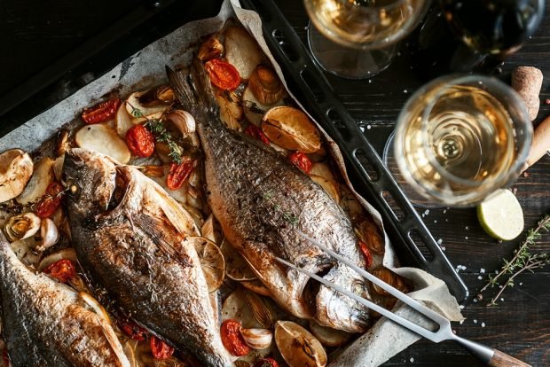 Dorado with oranges in the oven