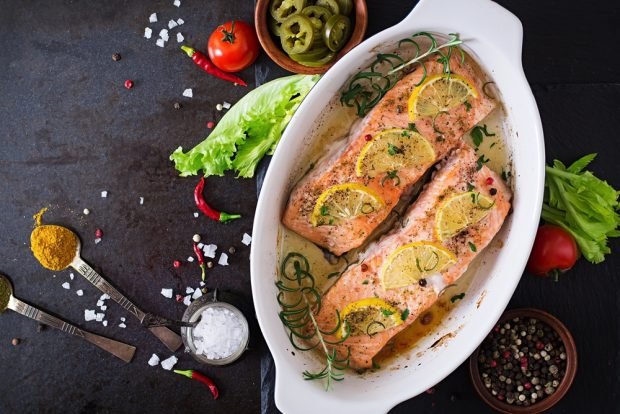 Salmon with lemon in the oven 