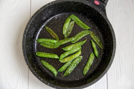 Pea soup with young peas and herbs: photo of recipe preparation, step 4